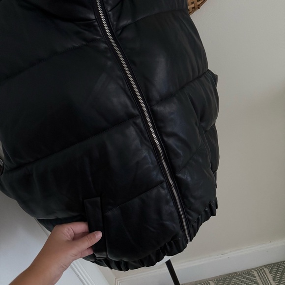 Abercrombie Womens Vegan Leather Puffer Vest Black Ultra Collection Size XL - Picture 5 of 11